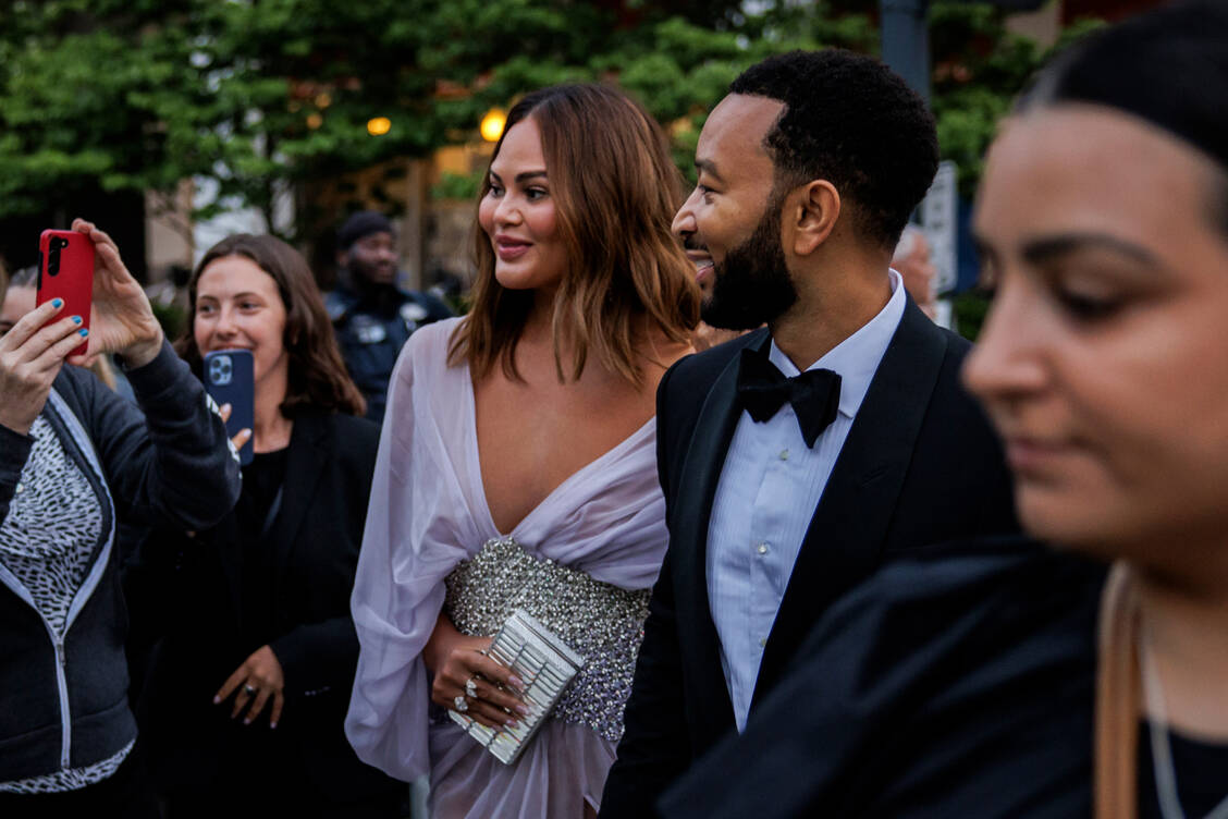 Model Chrissy Teigen hat den Eingriff nach eigener Aussage durchführen lassen. / Foto: Getty Images/Samuel Corum / Freier Fotograf