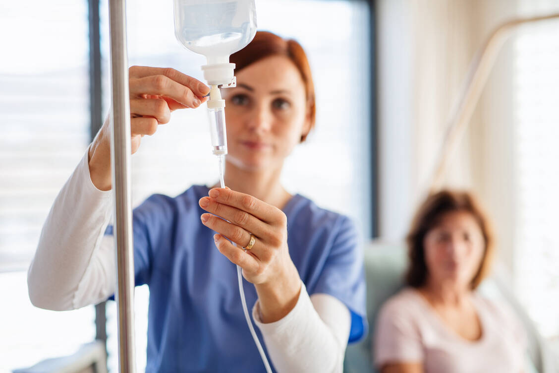 Die Kombination aus Meropenem und Vaborbactam kommt unter anderem bei unkomplizierten Harnwegsinfektionen und nosokomialen Pneumonien zum Einsatz. / © Adobe Stock/Halfpoint