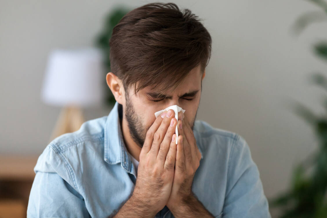 Eine durchgemachte Erkältung als Schutz vor schweren Covid-19-Verläufen? Virologe Drosten schließt eine derartige Hintergrundimmunität nicht aus.  / Foto: Adobe Stock/fizkes