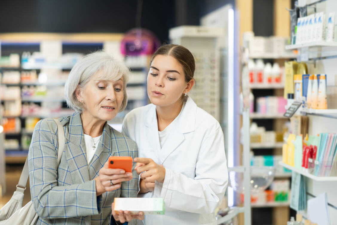 Apotheken helfen bei der Verbesserung der Gesundheitskompetenz ihrer Kunden. Dabei werden sie von Angeboten der Apothekerkammern unterstützt.  / © Adobe Stock/JackF
