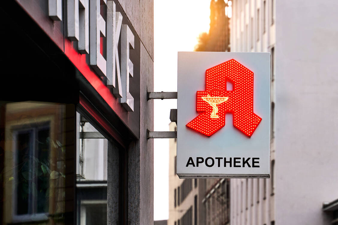 Hauptsächliche Kritikpunkte der ABDA sind die fehlende Honorarerhöhung und die PTA-Vertretung. / © IMAGO/Bihlmayerfotografie