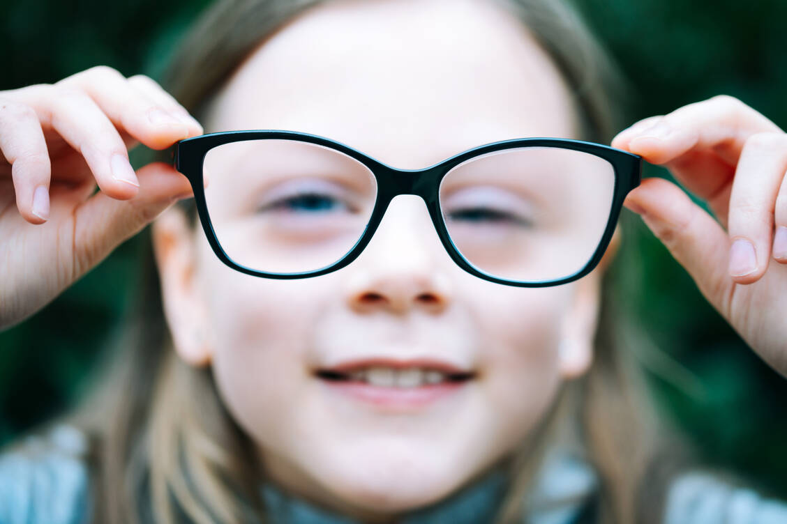 Prognosen zufolge liegt der Anteil Kurzsichtiger in Europa bei etwa 40 Prozent. / © Adobe Stock/bubutu