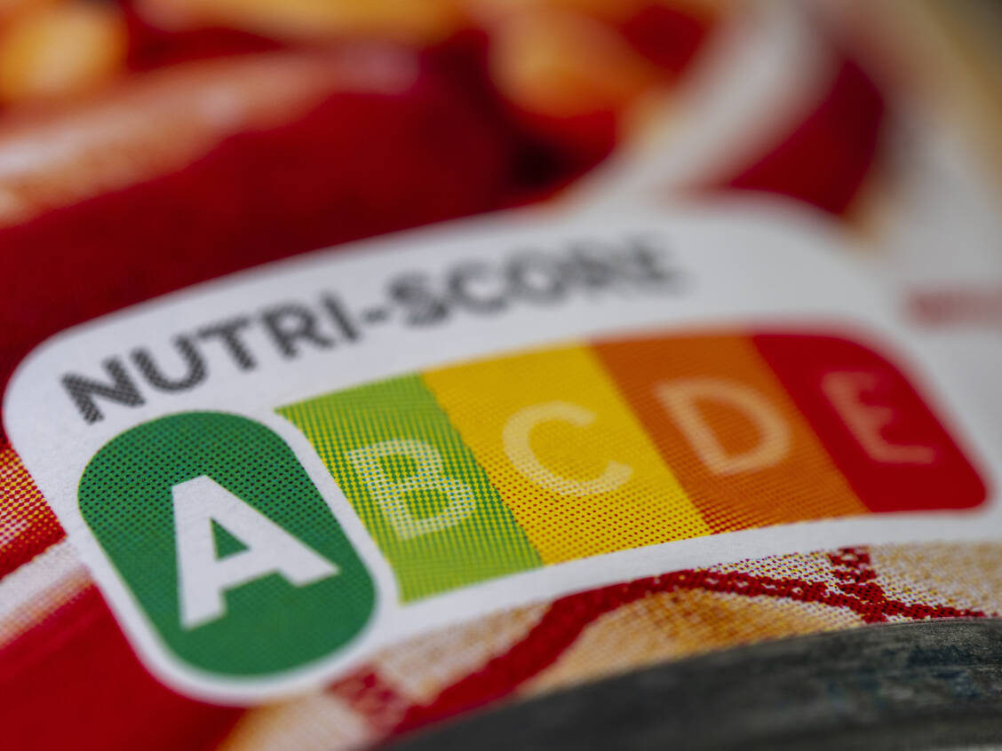 Der Nutri-Score ist ein erster Schritt, hat aber noch viele Schwächen: Er ist freiwillig und bewertet Lebensmittel nur innerhalb einer Produktgruppe. Auch im Hinblick auf eine abwechlsungsreiche und maßvolle Ernährung ist er keine Hilfe. / Foto: Adobe Stock/Romain TALON