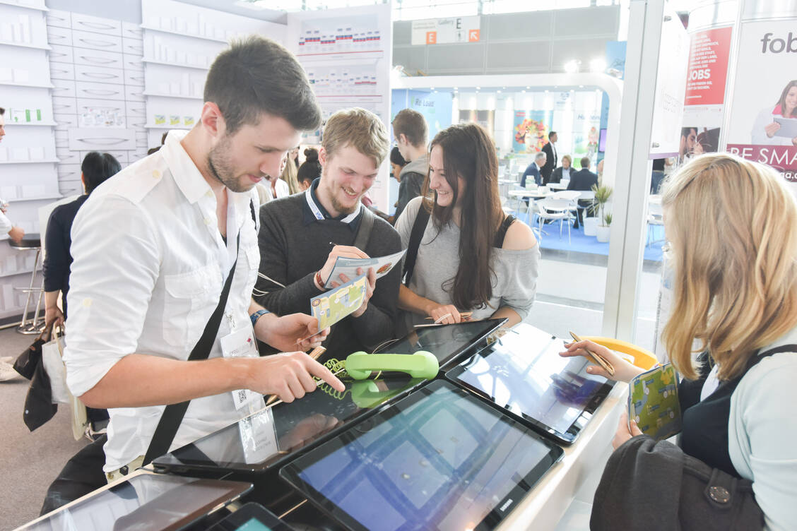 Gemeinsam die Messe besuchen: Das macht auf jeden Fall mehr Spaß als allein.  / Foto: flickr/expopharm