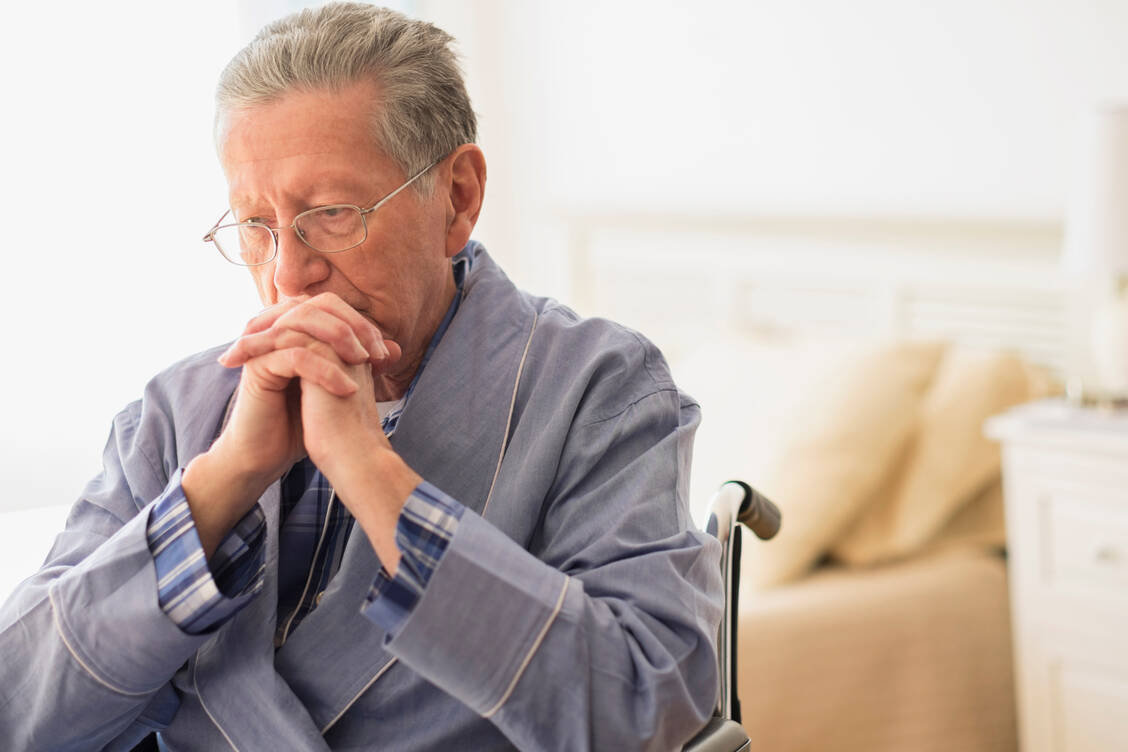 Senioren leiden nach einer Operation manchmal unter Verwirrtheit, Kognitionsstörungen oder depressiven Verstimmungen. Dieser Zustand kann Tage bis Wochen andauern. / Foto: Getty Images / JGI/Tom Grill