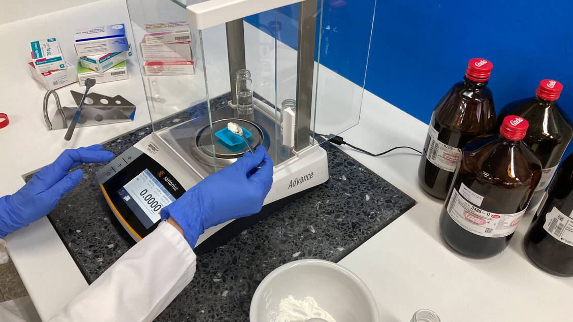 Bei Lieferengpässen kann die Umarbeitung verschiedener Darreichungsformen helfen, wie etwa die Herstellung von Antibiotikasäften aus oralen Antibiotika-Zubereitungen.  / © DAC/NRF