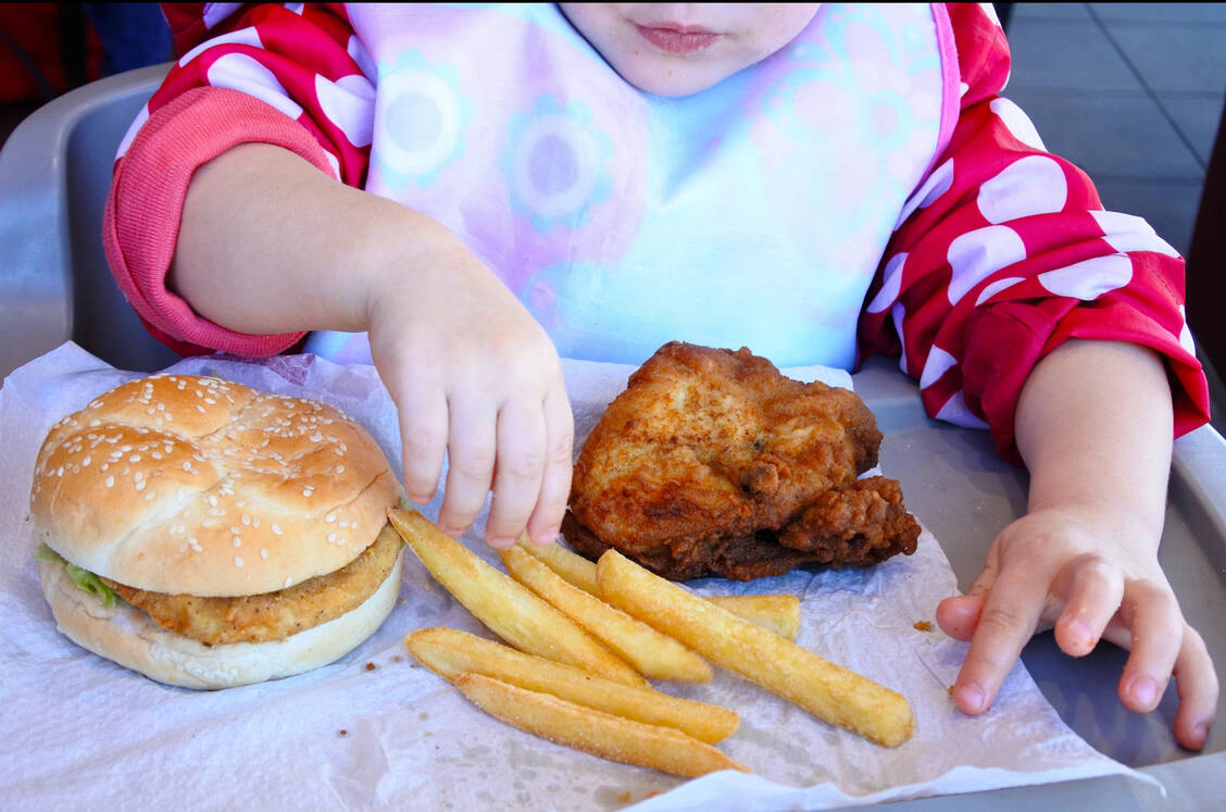 Viele Kinder werden weltweit schon in den ersten Lebensjahren mit ultra-hochverarbeiteten Lebensmitteln konfrontiert. / © Imago/Depositphotos