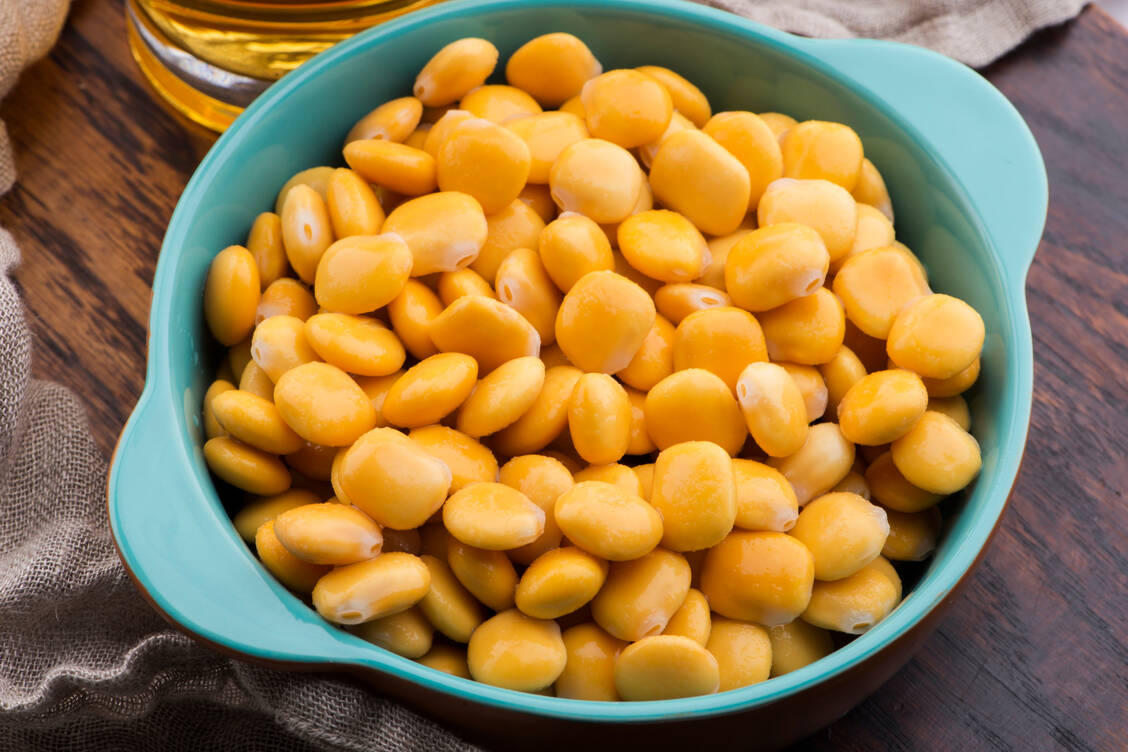 Im Mittelmeerraum sind Tremoços, Kerne der weißen Lupine, ein beliebter Snack. Die proteinreichen Hülsenfrüchte werden häufig mit Bier in Bars serviert. / Foto: Getty Images/joannawnuk