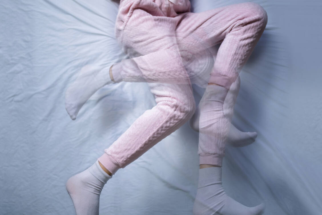 Bis zu 10 Prozent der Erwachsenen in Deutschland sind vom Restless-Legs-Syndrom betroffen. / Foto: Adobe Stock/Andrey Popov
