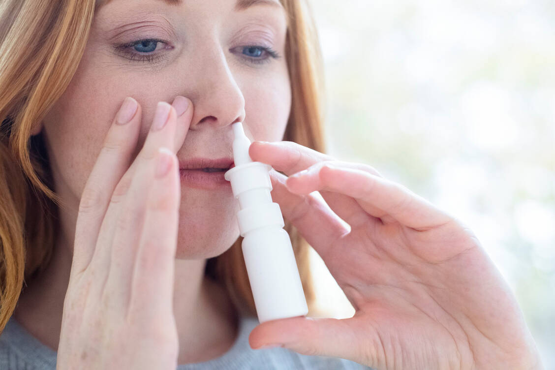 Eine intakte, befeuchtete Schleimhaut kann vor dem Eindringen vor Erregern schützen – so das Konzept der Nasensprays zur Virenabwehr. / © Getty Images/Science Photo Library