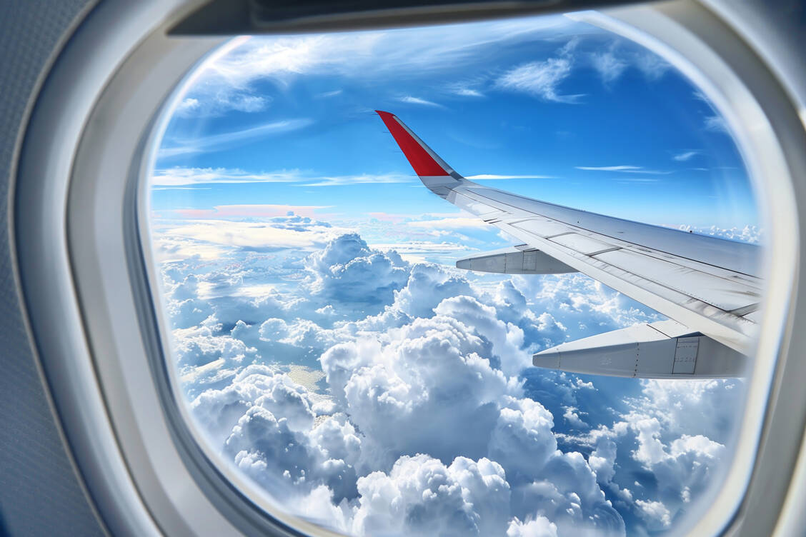Wer sich auf Fernreise begibt, kommt um den Jetlag nicht herum. Aber er dauert nicht ewig und lässt sich auch abmildern.  / © Adobe Stock/Formoney (generiert mit KI)