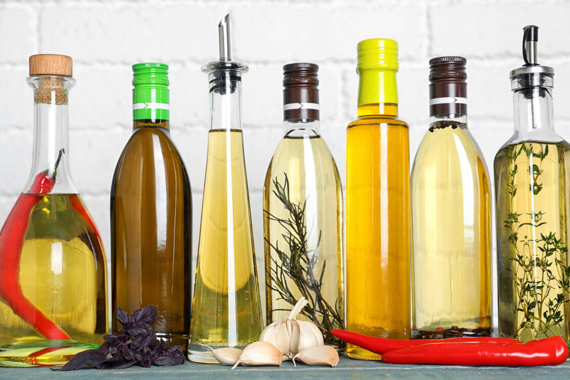 Welches Öl für was, was davon ist in welcher Menge gesund und wie hält es seine Qualität besonders lange? Antworten vom ErnährungsDoc. / © Adobe Stock/New Africa