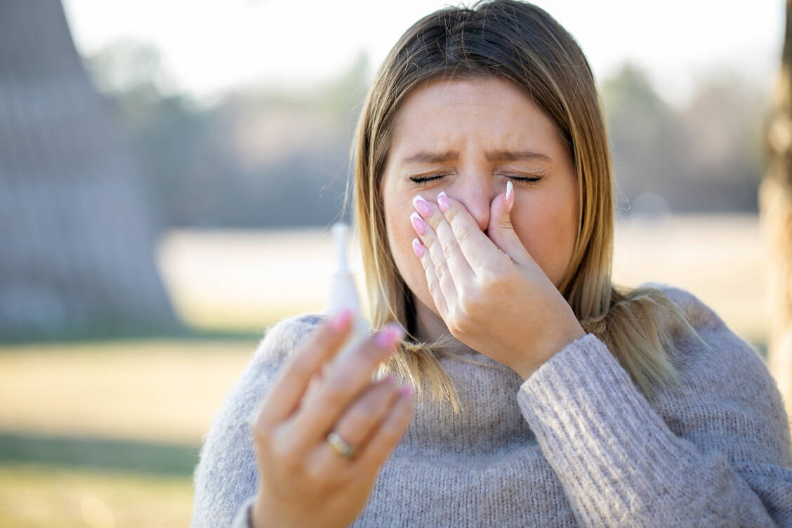 Die nasalen Kombinationssprays sind für Erwachsene mit mittelschwerer bis schwerer saisonaler allergischer Rhinitis indiziert, bei denen eine Monotherapie mit einem intranasalen Antihistaminikum oder einem Glucocorticoid nicht ausreichend wirksam ist. / © Getty Images/Dusan Illic