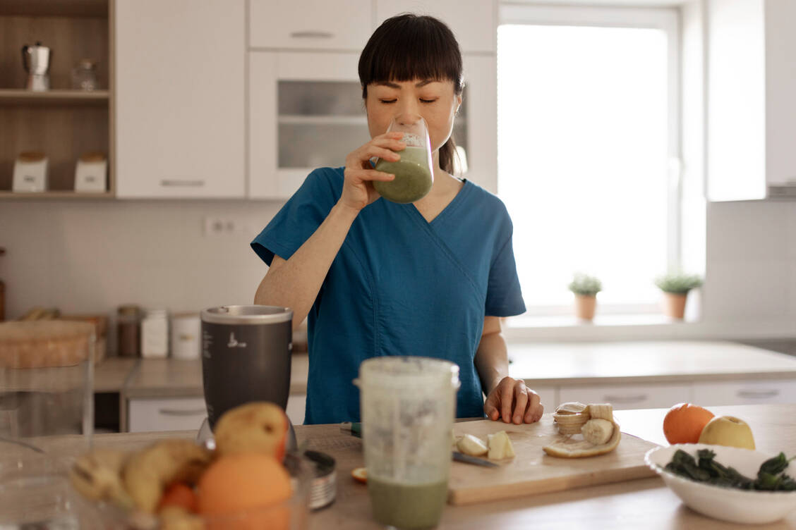 Eine ausgewogene Ernährung unterstützt den Körper. Nachts sollte man wenn möglich nur leicht essen. / © Getty Images/PixelsEffect