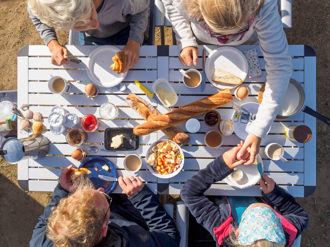 Gesunder Appetit ist keine Selbstverständlichkeit, wenn zum Beispiel Schmerzen die Lebenslust vergällen oder Nebenwirkungen von Medikamenten das essen erschweren. / Foto: Getty Images/Westend61