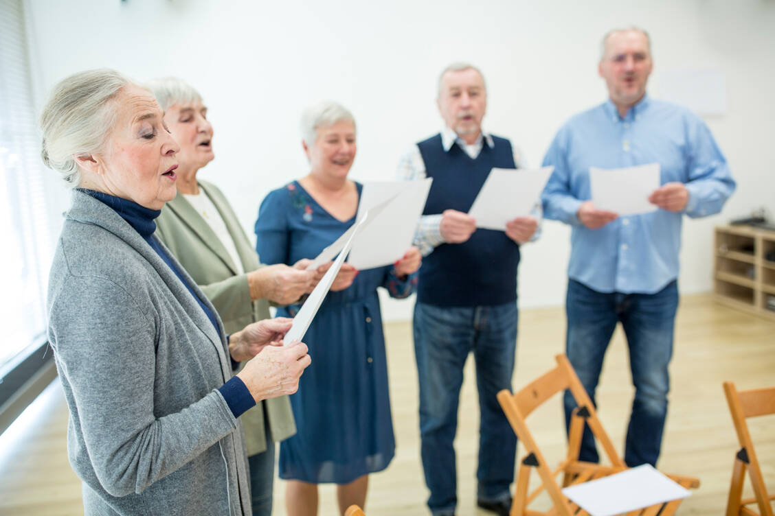 Gemeinsames Singen verbesserte im Rahmen der Studie neben der Kommunikation auch die soziale Teilhabe. / Foto: Getty Images/Westend61