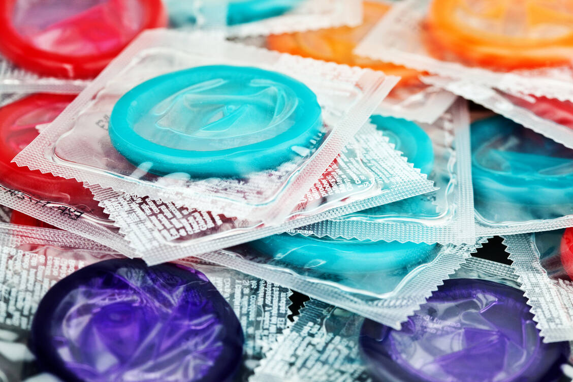 Das Kondom bietet einen hohen Schutz, vor allem bei HIV. Auch beim Oralverkehr ist die Anwendung sinnvoll.  / Foto: Getty Images/CatLane