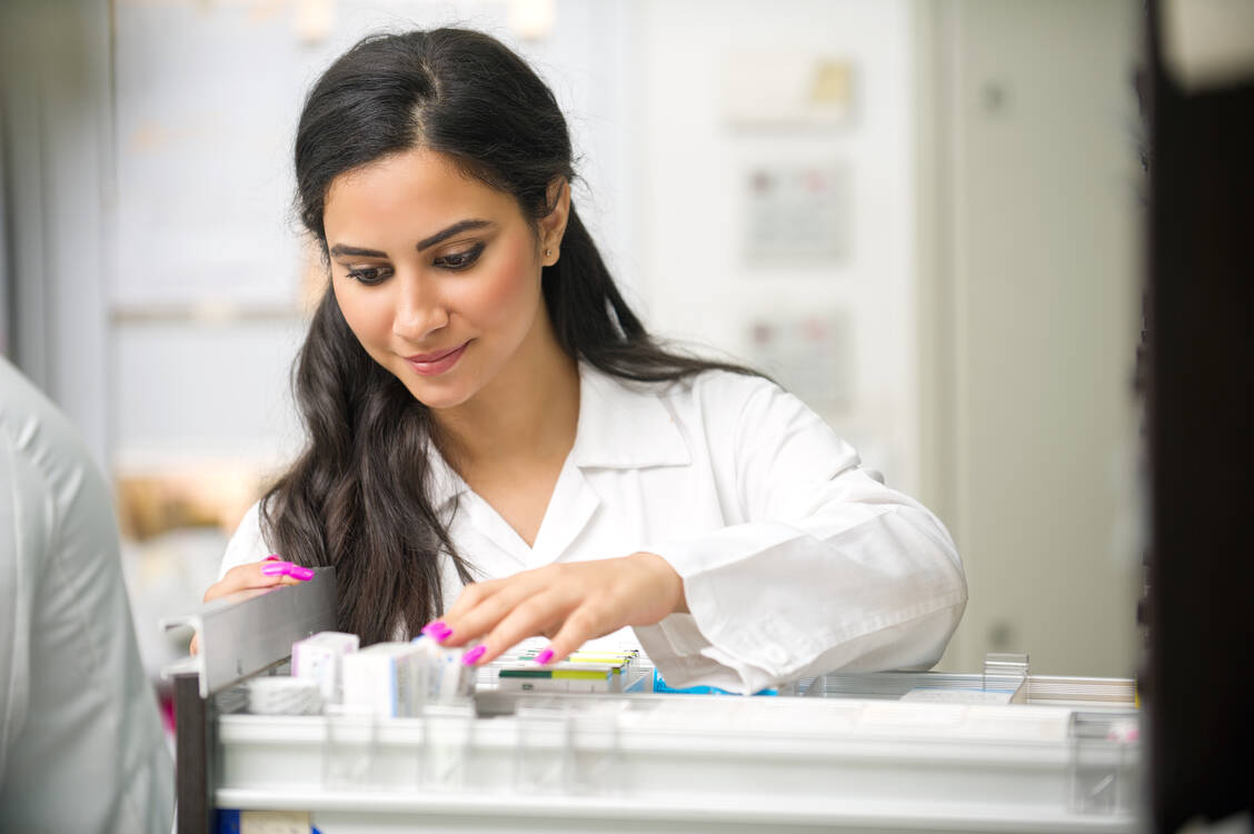 PTA erledigen einen Großteil der Arzneimittelabgabe — eine Erweiterung der Ausbildung von zweieinhalb auf drei Jahre ist nach Meinung von BVpta daher sinnvoll. / Foto: Shutterstock/diplomedia