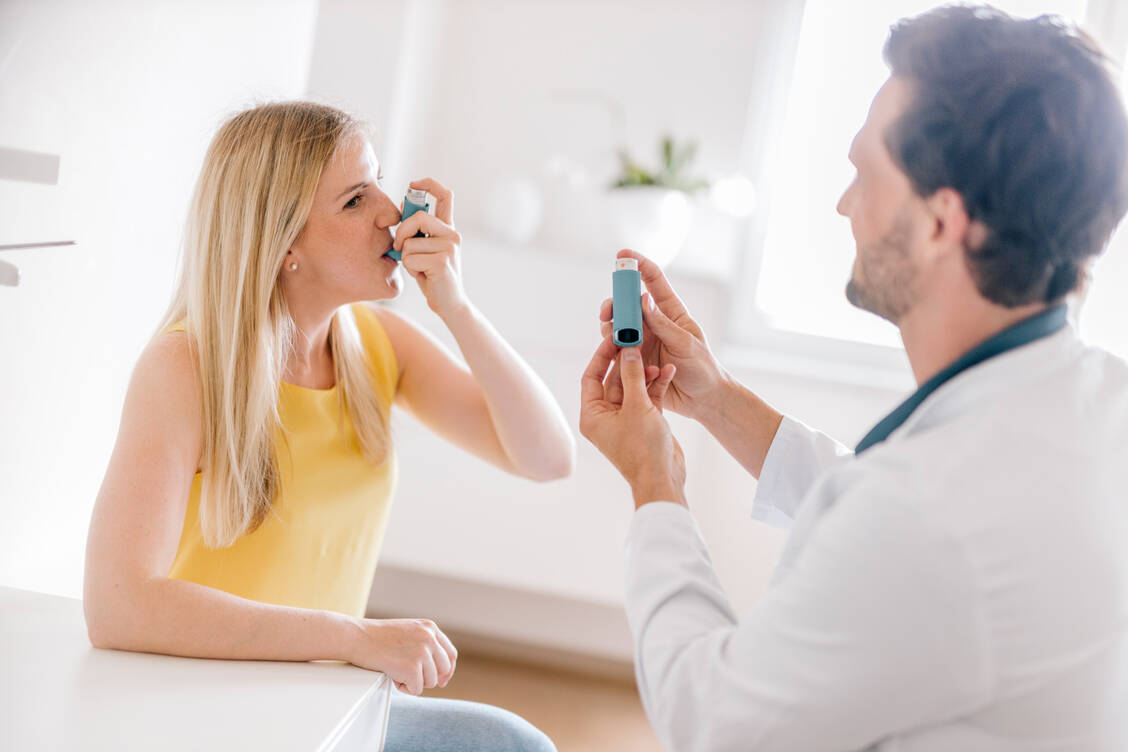 Dummys erleichtern die Arbeit bei der pDL zu Inhalativa: eines, um den Vorgang zu demonstrieren, und eines für die Anwendung durch die Patientin selbst.  / © Getty Images/Westend61