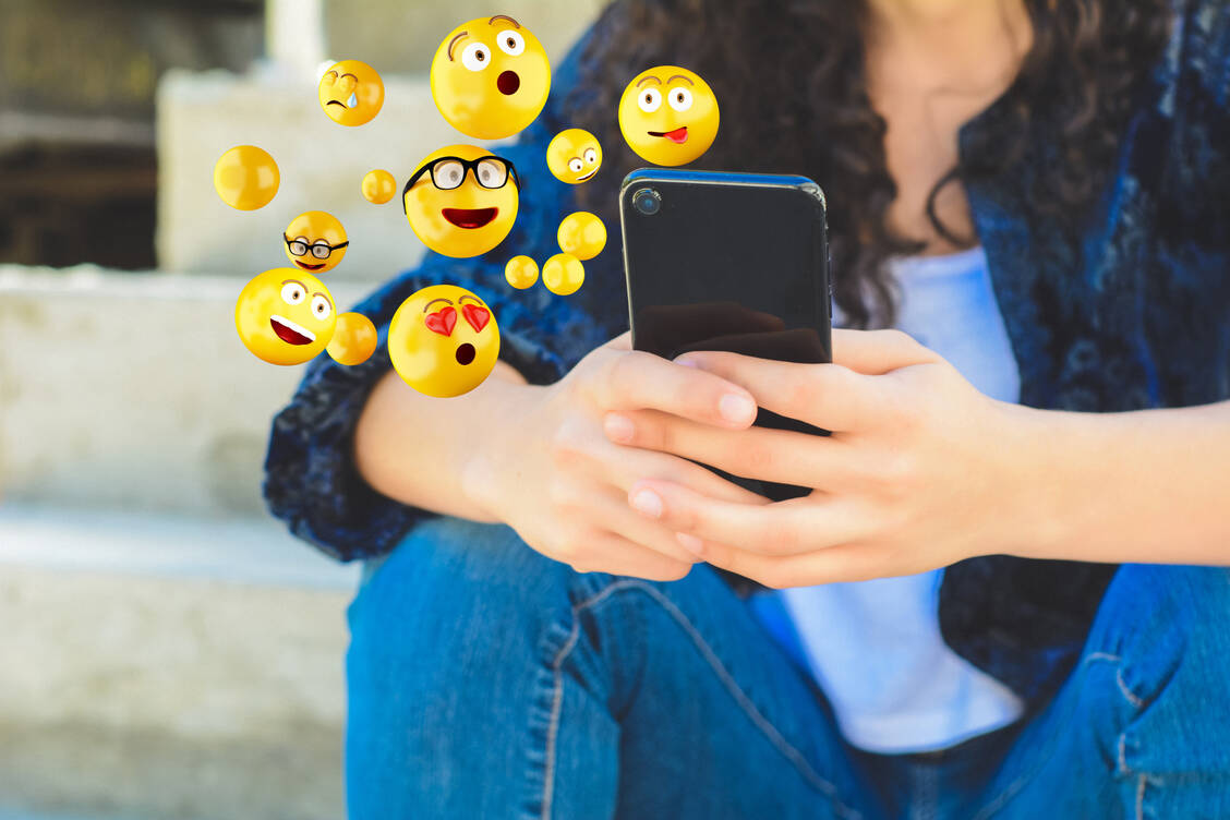 Emojis gehören zum digitalen Alltag. So wie vieles mehr, das die Betreiber verschiedener Plattformen anbieten. Ihr Bestreben: Der Nutzer soll sich möglichst lange und immer wieder auf der Seite aufhalten. Dieses Ziel erreichen Anbieter auch schon bei Kleinstkindern.  / Foto: Adobe Stock/Mego-studio