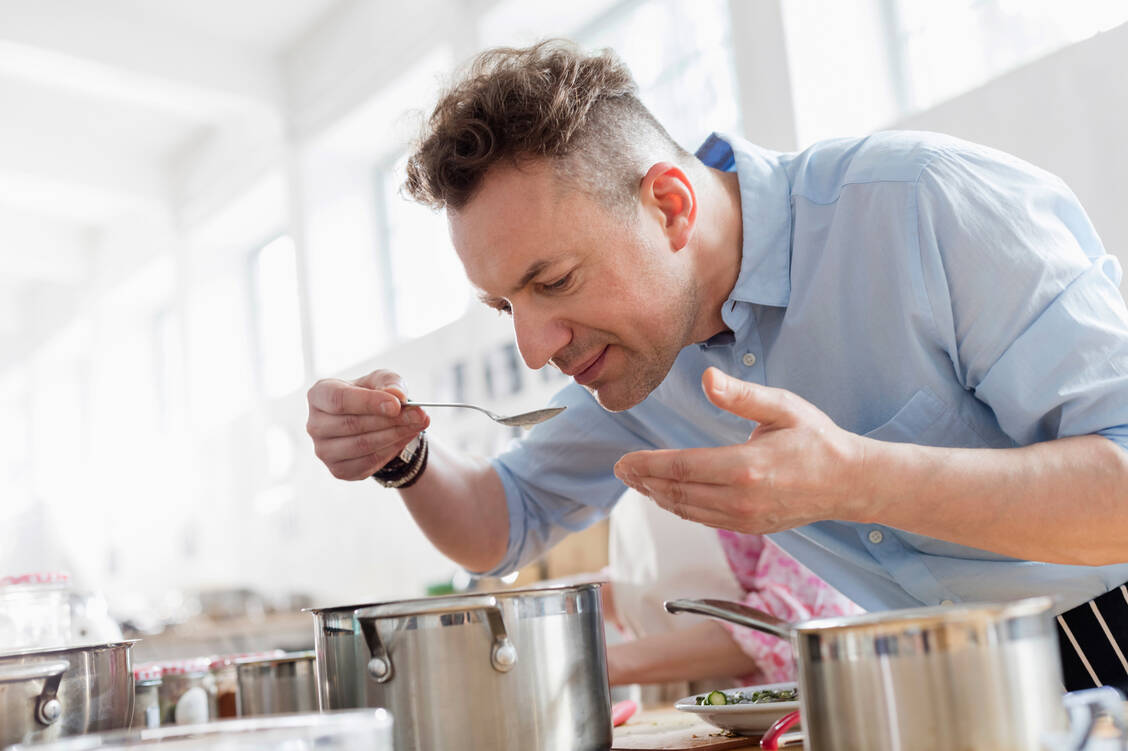 Ist das Essen noch gut? Die Nase detektiert genau, ob der Geruch eines Nahrungsmittels zu dessen Verzehr einlädt oder davor warnt. / Foto: Getty Images/Caiaimage, Rafal Rodzoch