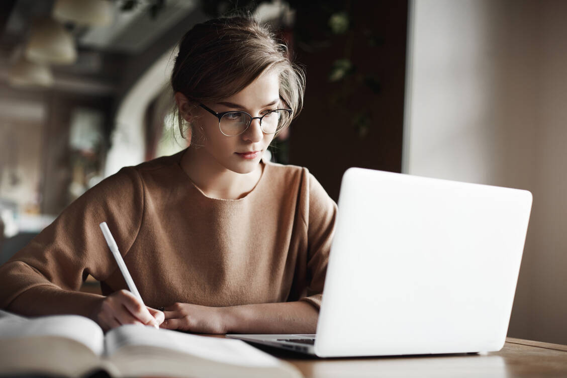 Wissen vertiefen und sich dabei noch offiziell weiterqualifizieren? Eine Ausbildung zur Fach-PTA macht dies ab sofort möglich.  / Foto: Adobe Stock/Liubov Levytska