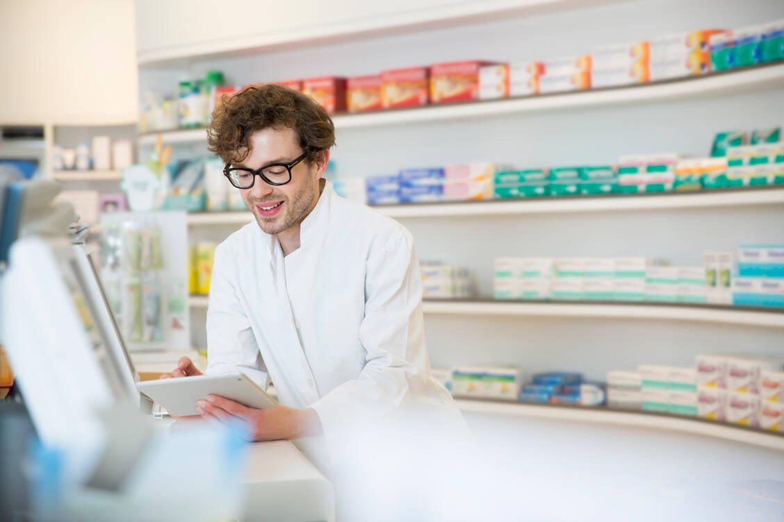 Die Apotheke wird immer digitaler, die Vorbereitungen für das E-Rezept laufen.  / Foto: Getty Images/Westend61