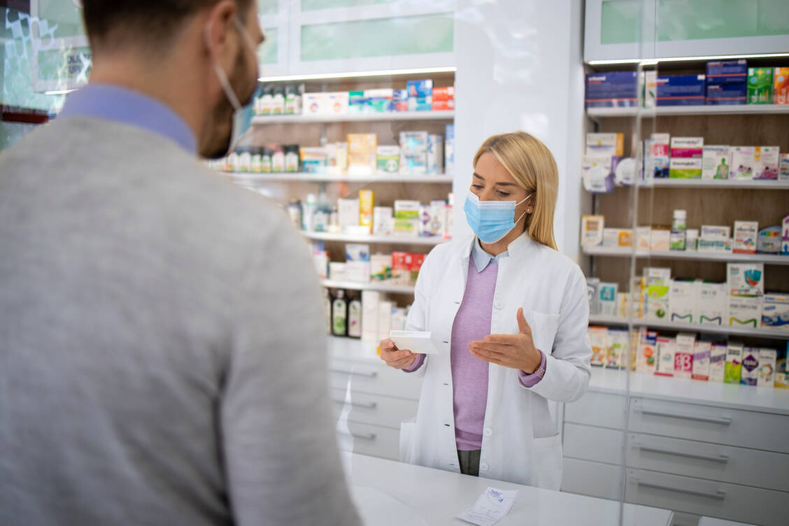 Was ist wichtig bei der Beratung zu den neuen Corona-Medikamenten? Die Arzneimittelkommission der Deutschen Apotheker hat die Beratungsinhalte in einer Checkliste zusammengestellt. / Foto: Getty Images/Smederevac