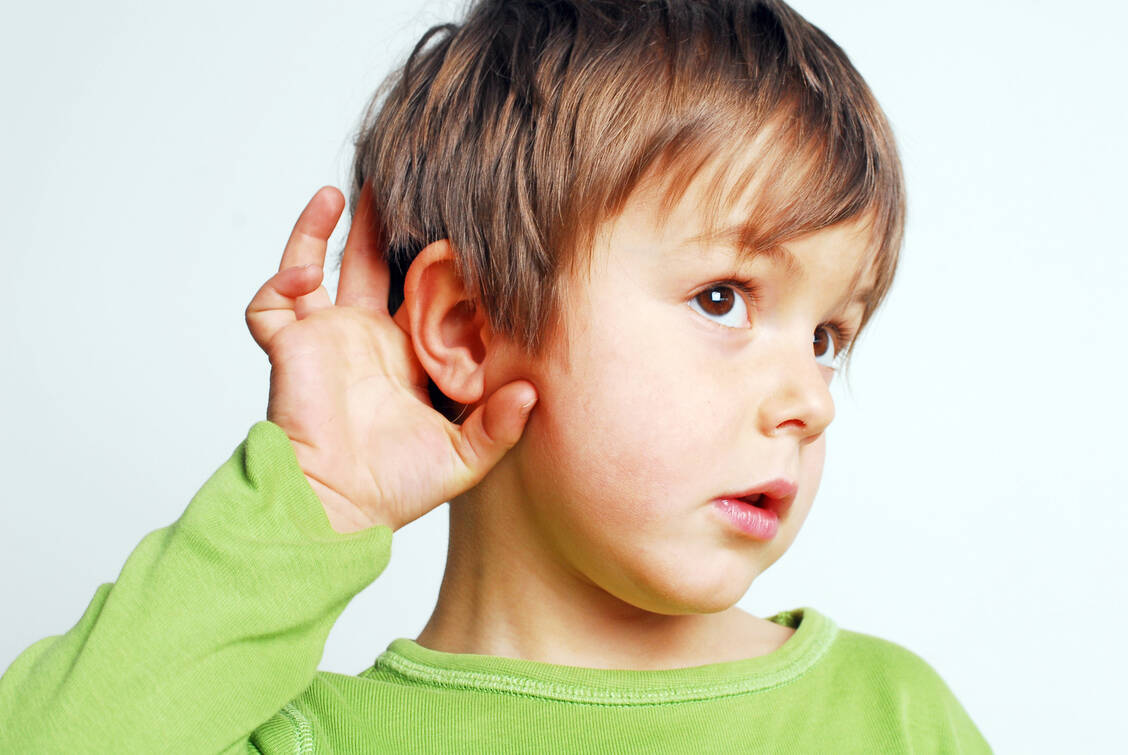 Nicht nur Kinder, auch Erwachsene können an einer Gehörgangentzündung erkranken. Bei bestimmten Patientengruppen kann die Entzündung lebensgefährlich werden. / Foto: Adobe Stock/photophonie