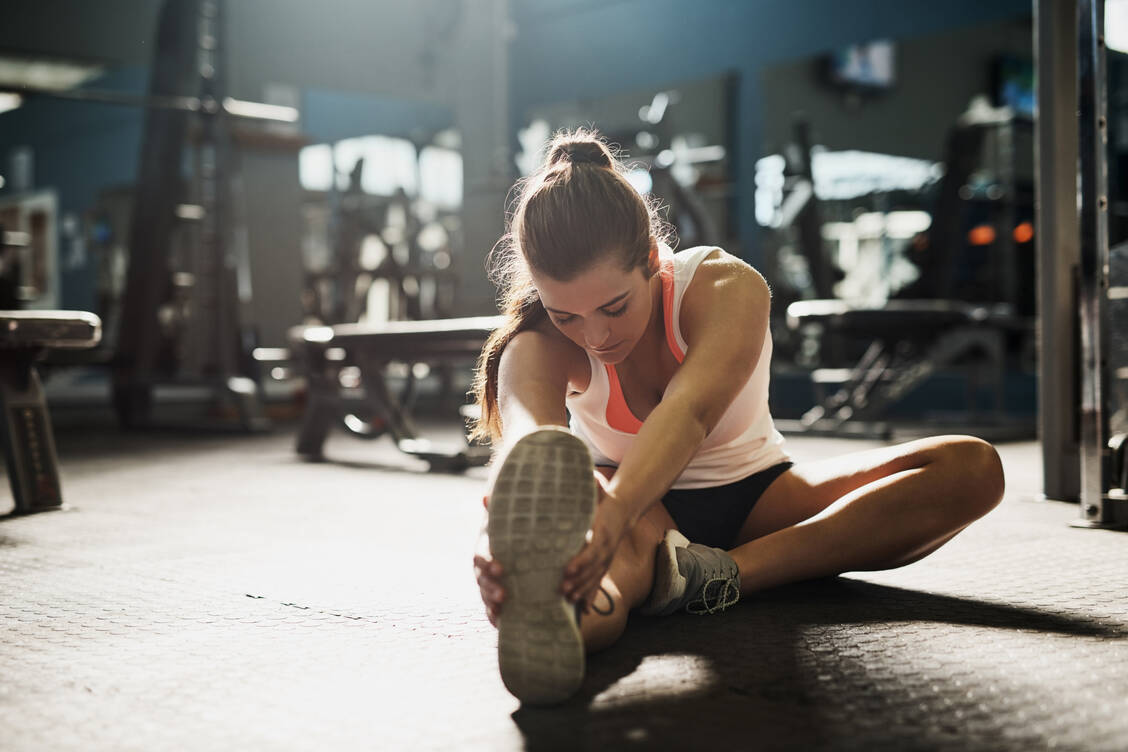 Grundsätzlich sollten Sportler kontrolliert und langsam in die Dehnpositionen gehen und nach intensivem Krafttraining nicht übertreiben. / Foto: Getty Images/PeopleImages
