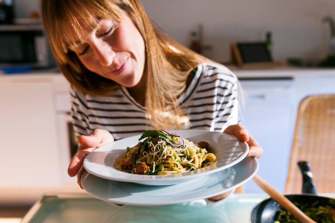 Vegetarier essen nichts von getöteten, sondern nur von lebenden Tieren. Hierzu gehören Lebensmittel wie Milchprodukte, Eier und Honig. / Foto: Getty Images/Westend61