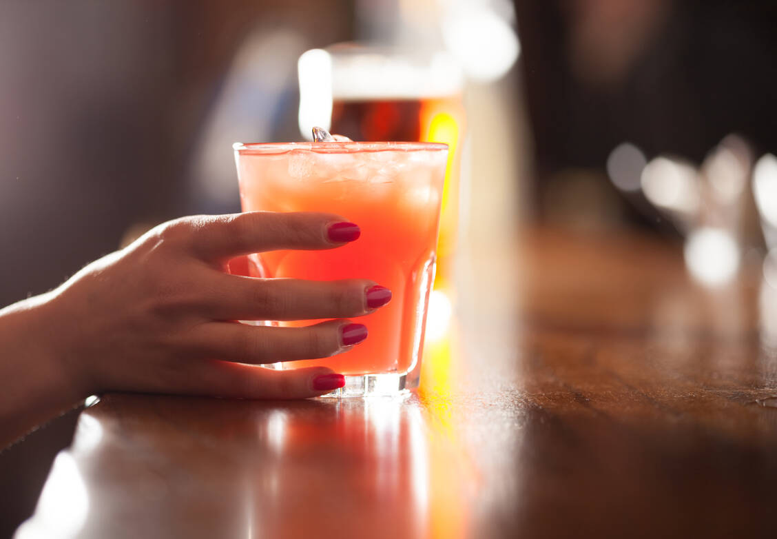 K.-o.-Tropfen sind geruchs- und geschmacksneutral. Heimlich in einen Drink geschüttet merken Opfer erst etwas davon, wenn die Wirkung einsetzt. / Foto: Adobe Stock/Minerva Studio