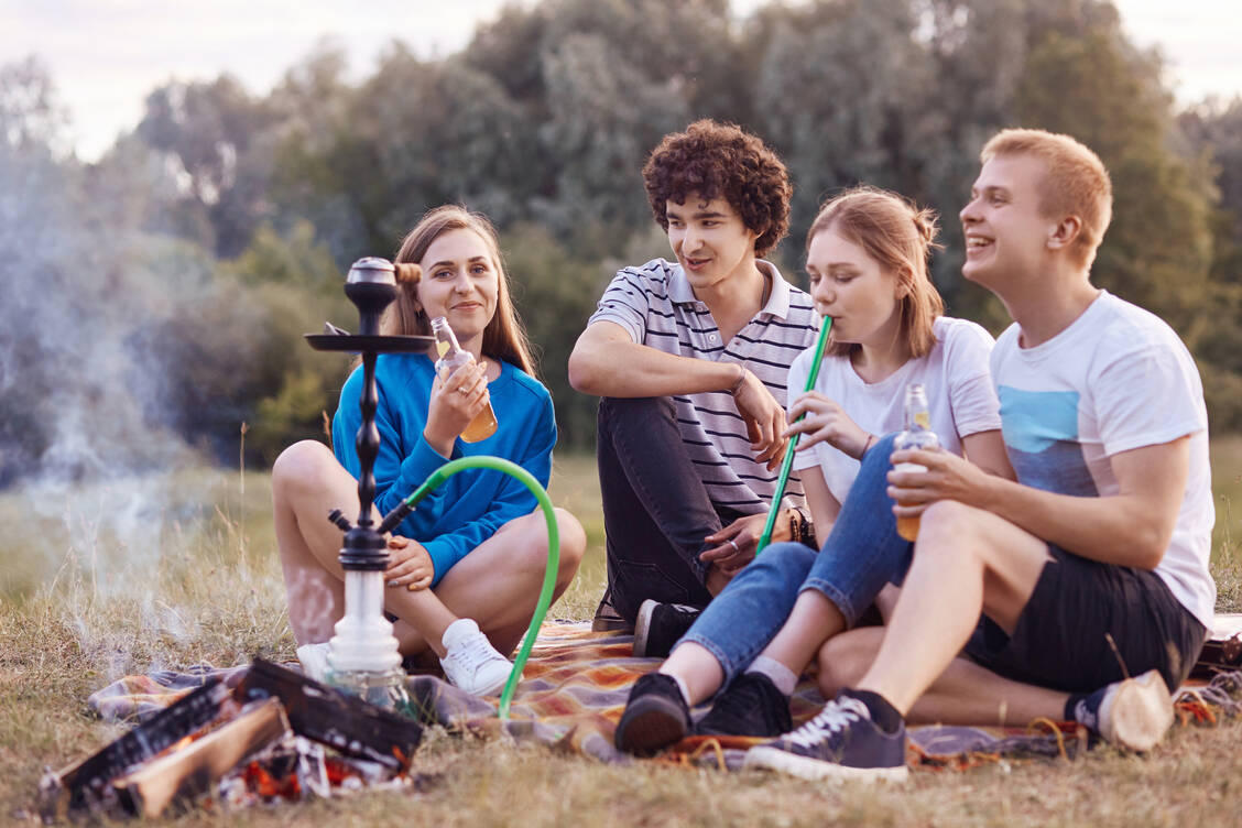 Jung, cool und voll im Trend: Shisha-Rauchen gilt als das harmlosere Rauchen. Doch dabei stehen die Gesundheitsrisiken denen durch Zigarettenrauchen in nichts nach.  / Foto: Adobe Stock/sementsova321