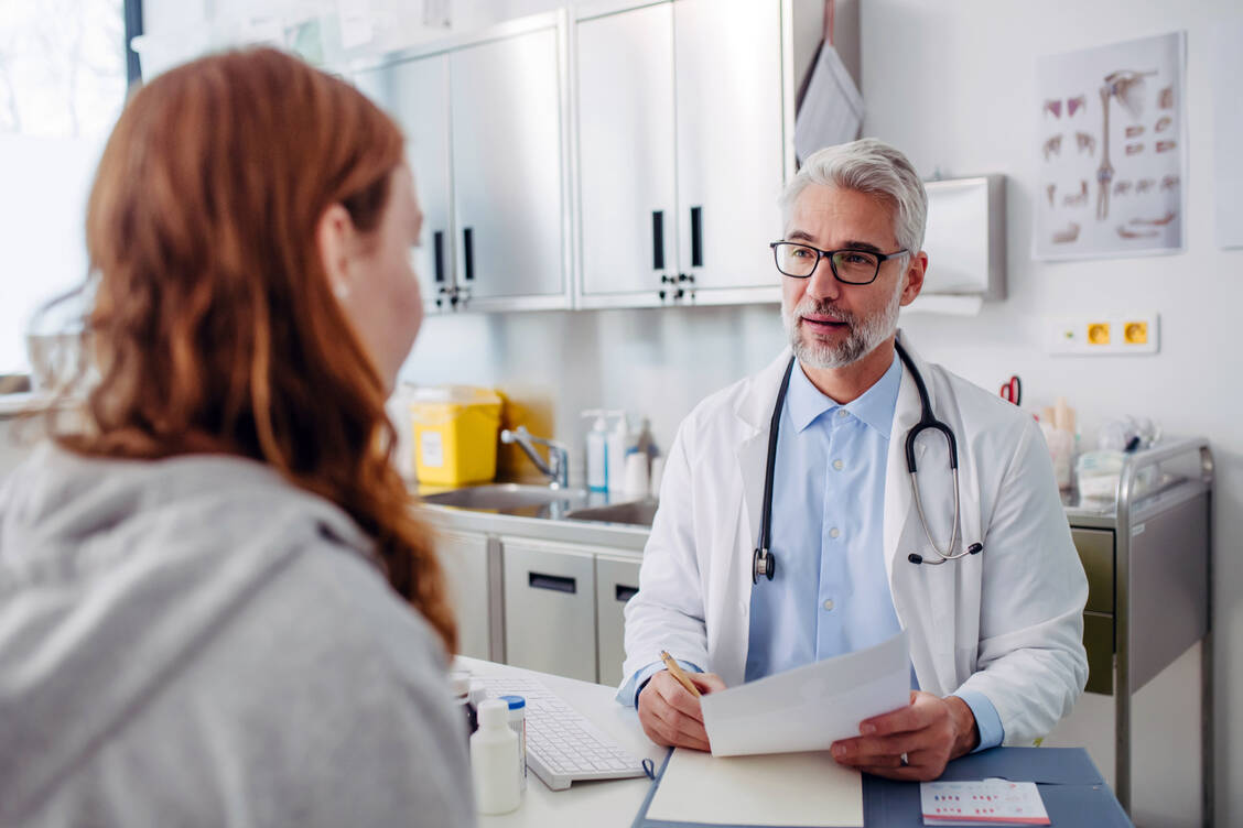 Ärzteverbände warnen angesichts der geplanten Regelungen vor überfüllten Praxen, mehr Bürokratie und einem enormen Zeitaufwand. / © Shutterstock/Halfpoint