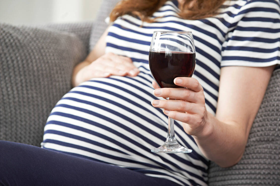 Alkohol in der Schwangerschaft ist mit erheblichen Gesundheitsrisiken für das ungeborene Kind verbunden. / Foto: Fotolia/highwaystarz