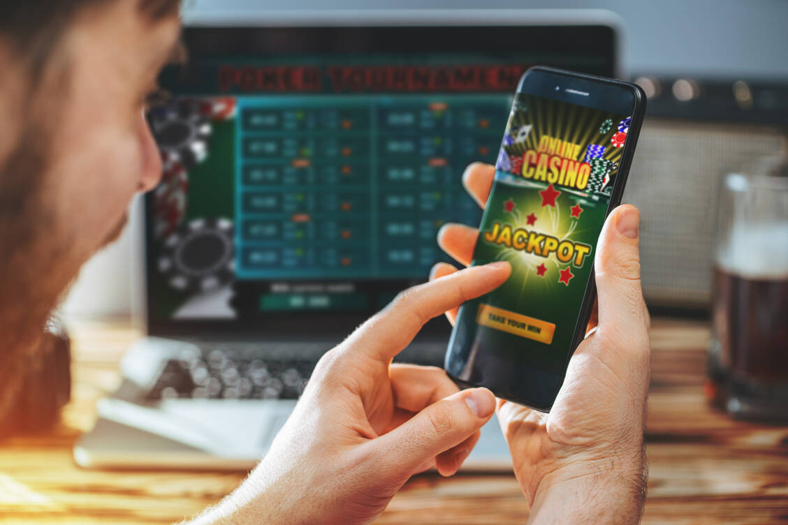 Spielsucht ist eine ernst zu nehmende Erkrankung und eine Herausforderung für Betroffene, aber auch das Umfeld. Eine besonders hohe Suchtgefahr haben dabei Online-Glücksspiele. / Foto: Adobe Stock/wpadington