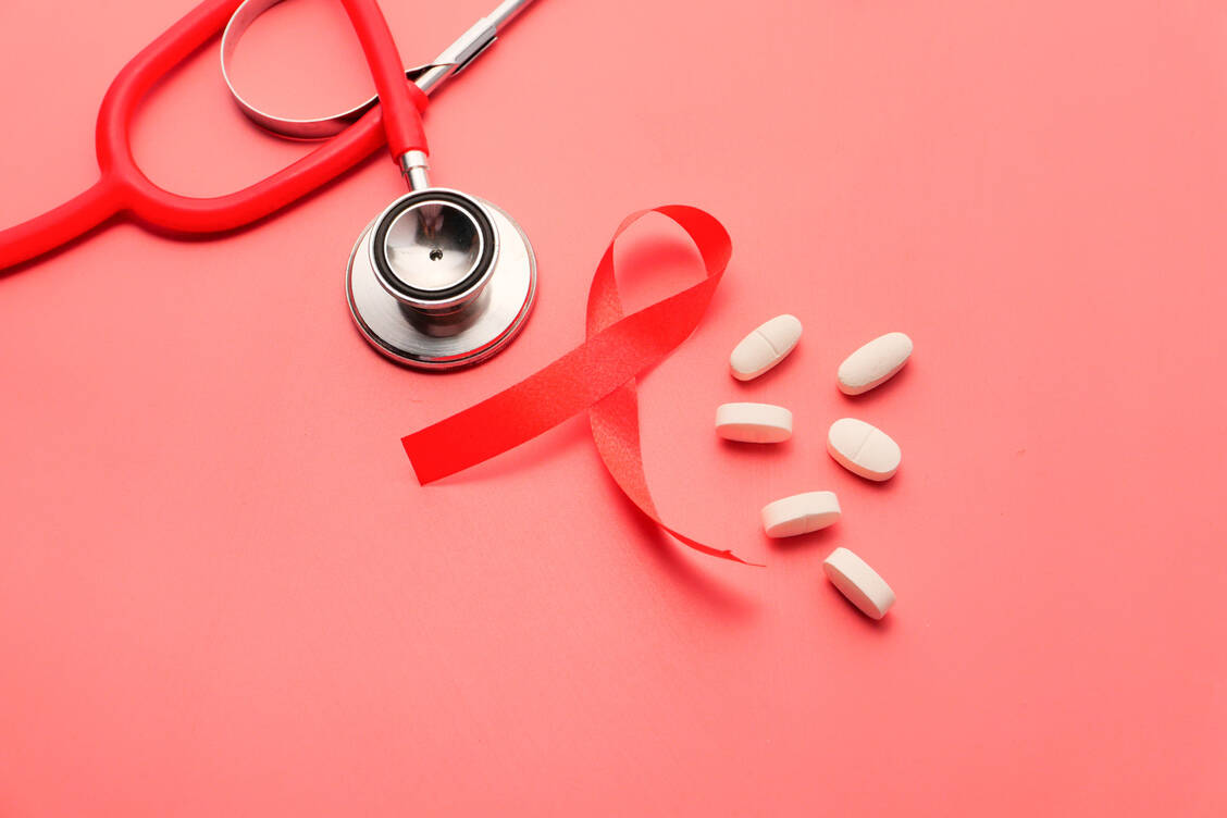 Jedes Jahr am 1. Dezember ist der Welt-Aids-Tag. Dieses Jahr steht der Tag international unter dem Motto »Equalize« (deutsch etwa: »Ungleichheiten beenden«). In Deutschland erhebt das Robert-Koch-Institut Daten zu HIV-Neuinfektionen. / Foto: Getty Images/Towfiqu Barbhuiya / EyeEm