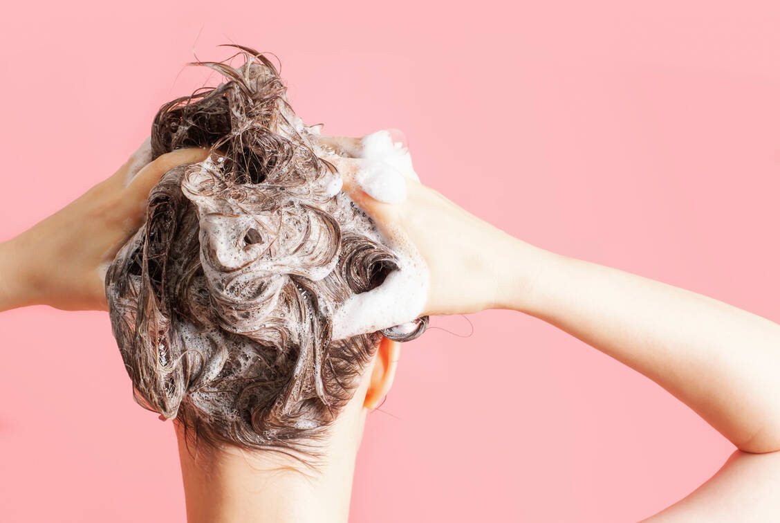 Mit medizinischen Antischuppenshampoos bekommen Kopfschuppen eine kräftige Packung.. / Foto: Adobe Stock/TATIANA