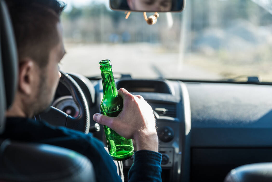 Keine gute Kombination: Wer Auto fährt, sollte am besten vorher ganz auf Alkohol verzichten. / Foto: Getty Images / 
GregorBister