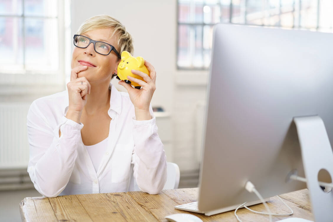 Auf dem Erlebnis- und Gewerkschaftstag in Würzburg ging es auch ums Geld. Denn in Sachen Finanzen sind Frauen noch viel zu häufig im Hintertreffen.  / © Adobe Stock/contrastwerkstatt