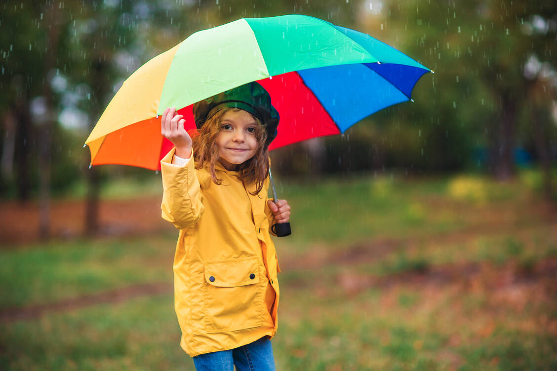 Solange man sich noch an der frischen Luft bewegen und aufhalten kann, ist Corona fast kein Problem. Sobald aber Kälte und schlechtes Wetter die Menschen in Innenräume treibt, kann die Corona-Gefahr wieder erheblich steigen. / Foto: Adobe Stock/zamuruev