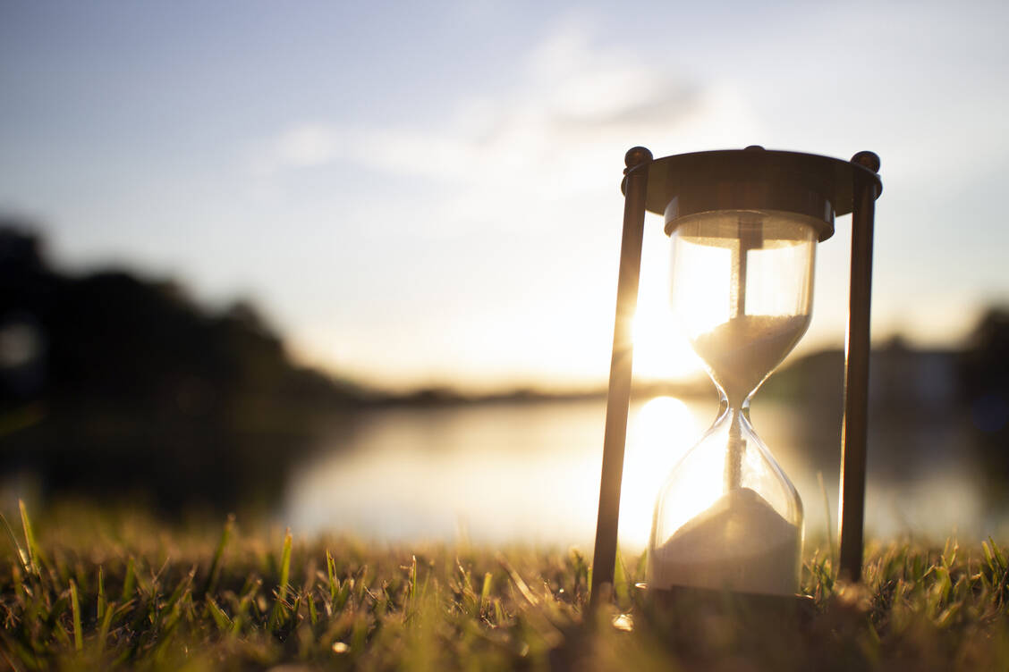 Die Zeit rinnt: Der Klimawandel ist nicht mehr aufzuhalten, aber seine Folgen für die Gesundheit können abgemildert werden. / Foto: Adobe Stock/icedmocha