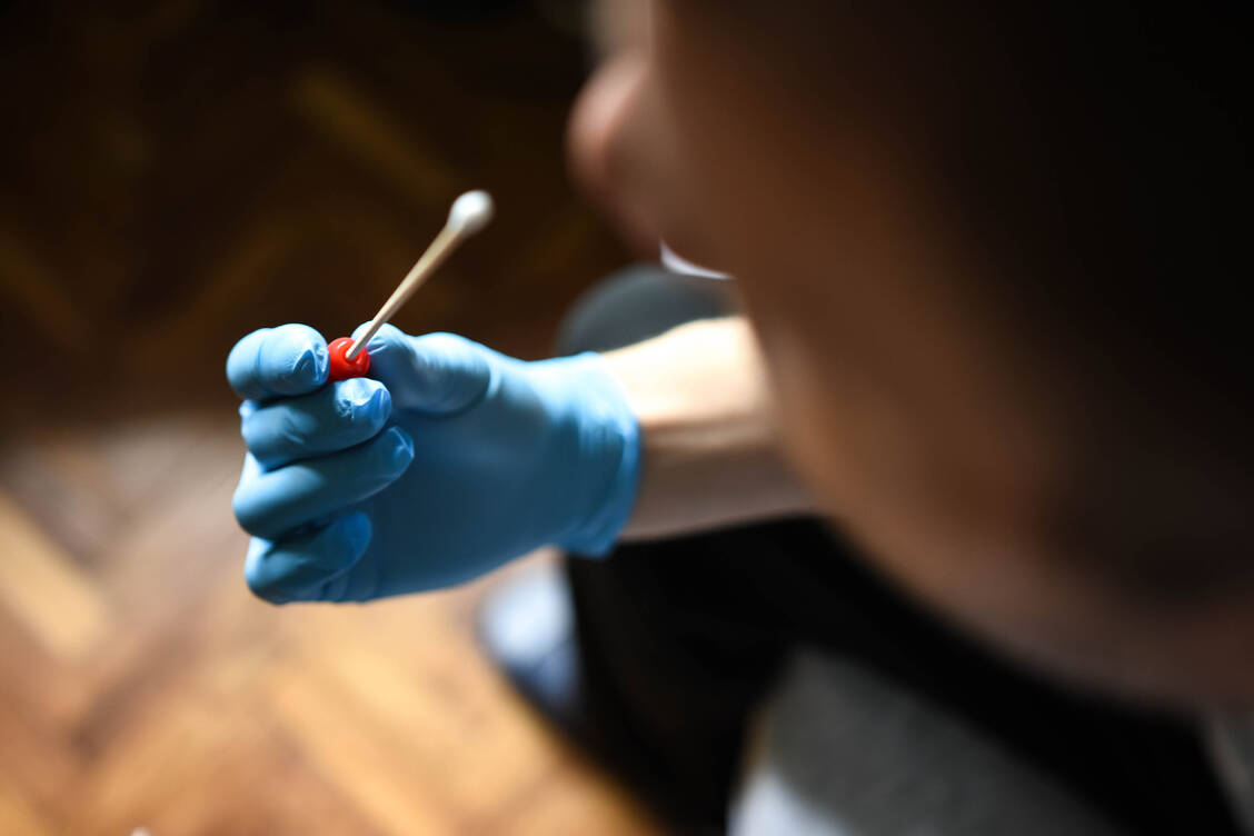Für die neuen Selbsttests muss das Teststäbchen nur etwa zwei bis vier Zentimeter tief in die Nase eingeführt werden. / Foto: Getty Images/Photographer