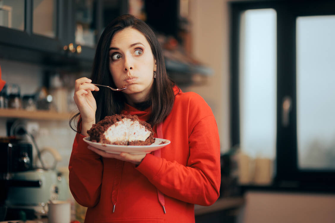 Heißhunger richtet sich meist auf eher ungesunde Lebensmittel wie Kuchen. / Foto: Getty Images/nicoletaionescu