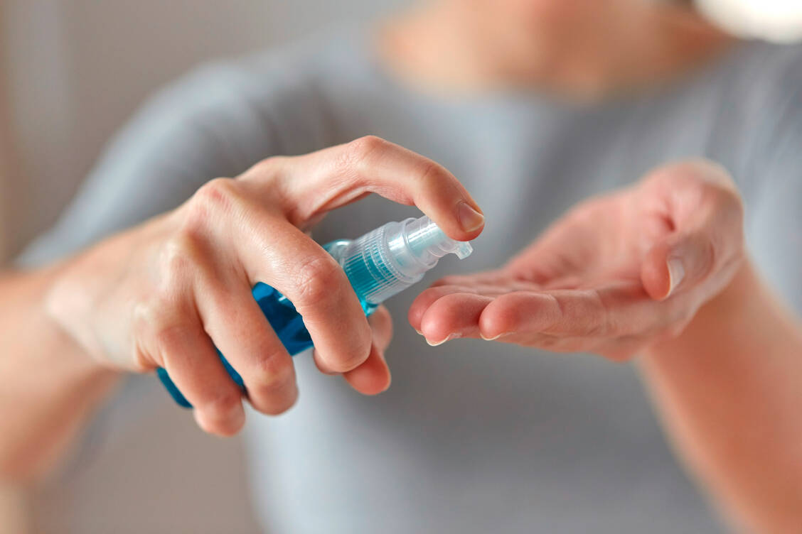 Desinfektionsmittel gelten als effizienter, schneller und vor allem auch hautschonender als ständiges Händewaschen mit Seite. / Foto: Adobe Stock/lev dolgachov