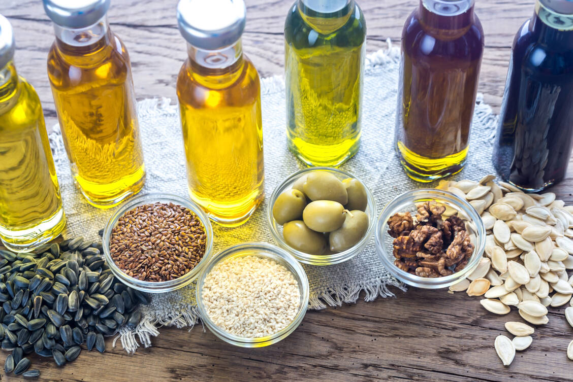 Nüsse und Oliven oder pflanzliche Öle wie Lein-, Hanf- und Walnussöl mit einem hohen Gehalt an gesundheitsfördernden Omega-3-Fettsäuren sind hochwertige Fette. / Foto: Adobe Stock/alex9500