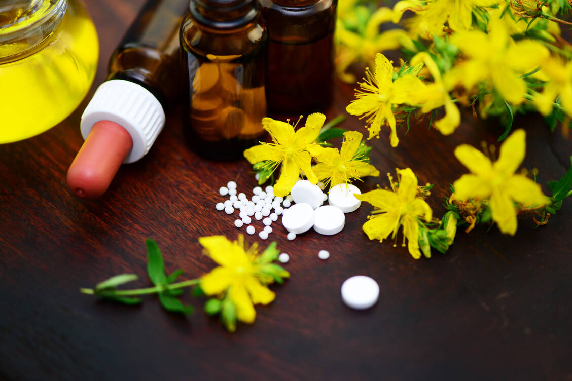 Zur Komplementärmedizin zählen zum Beispiel Homöopathie und Phytotherapie. / Foto: Adobe Stock/Printemps
