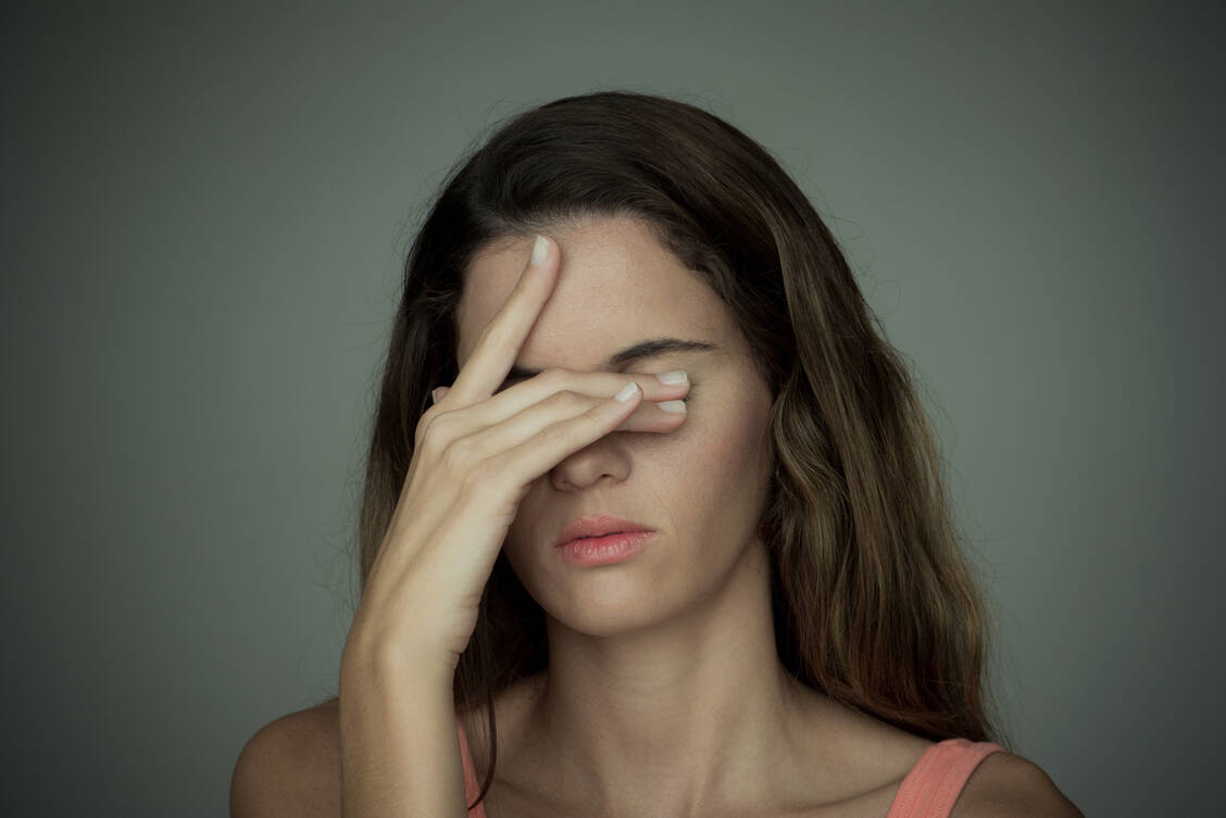 Hinter starken Kopfschmerzen steckt meist kein Hirntumor, eine ärztlich Abklärung ist dennoch erforderlich. / Foto: Getty Images/PhotoAlto/Frederic Cirou