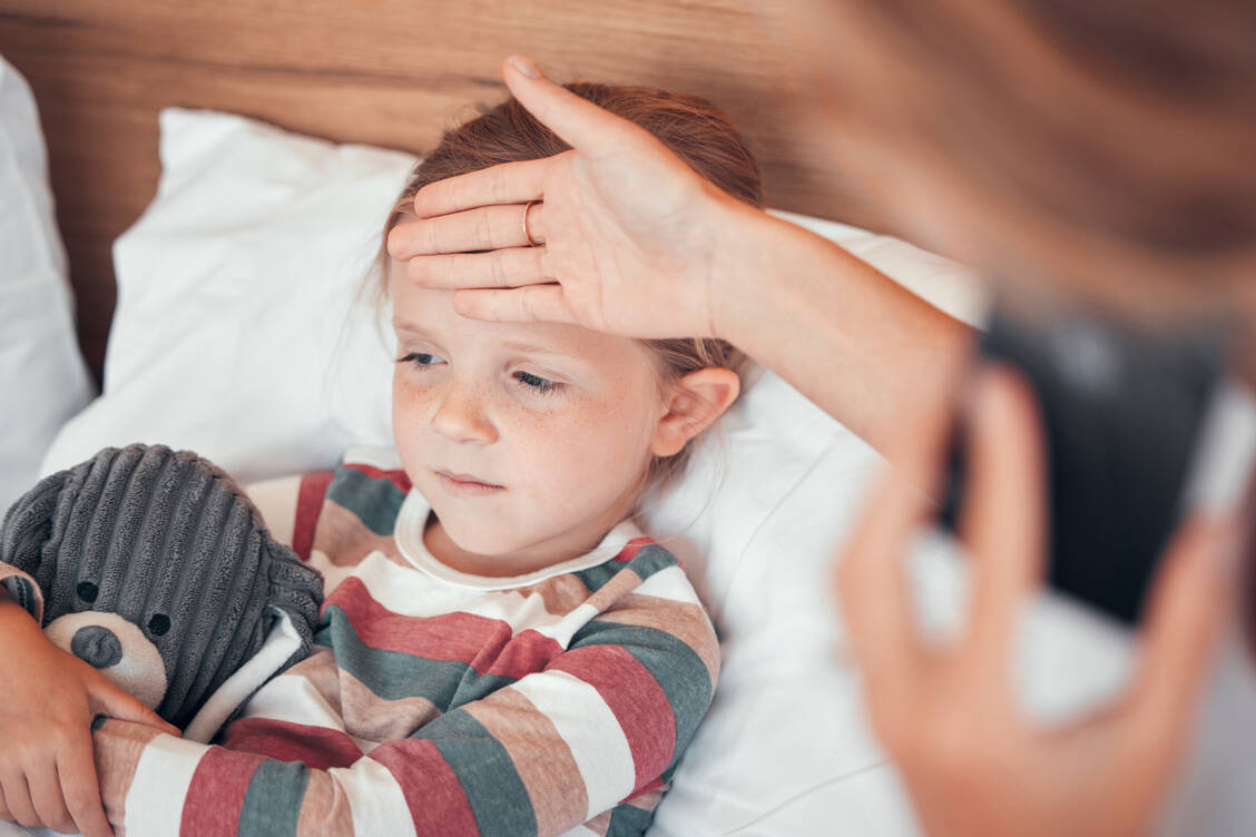 Bei Fieber ist es wichtig, den Allgemeinzustand des Kindes zu beurteilen und auf Warnsymptome zu achten. / © Getty Images/PeopleImages