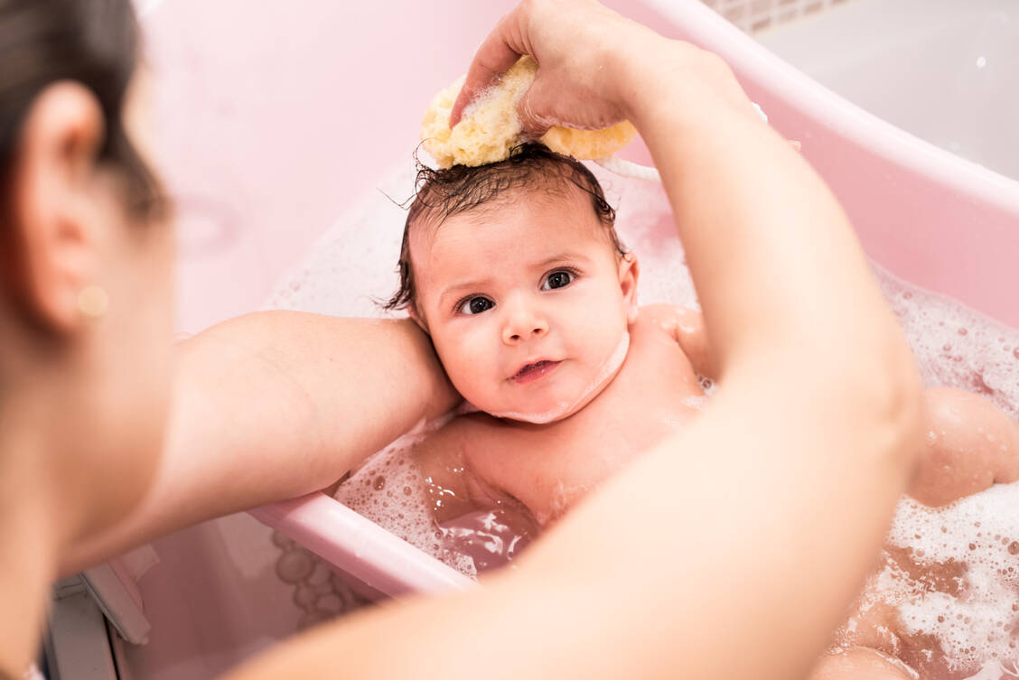 Probiotische Badezusätze eignen sich zur Neurodermitis-Therapie.  / © Getty Images/Antonio Garcia Recena